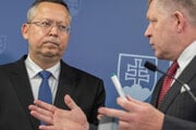Minister financií Ladislav Kamenický s premiérom Robertom Ficom.
