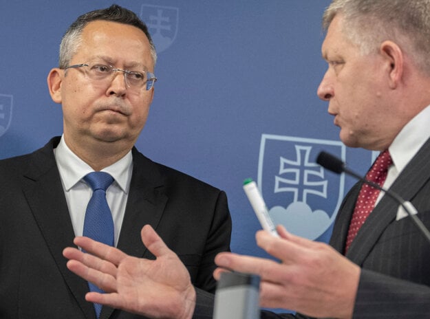 Minister financií Ladislav Kamenický s premiérom Robertom Ficom. (zdroj: TASR)