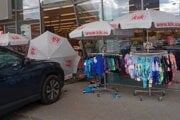 Vodička si pri cúvaní pravdepodobne pomýlila prevodový stupeň a autom vrazila do vstupu predajne v nákupnom centre. 