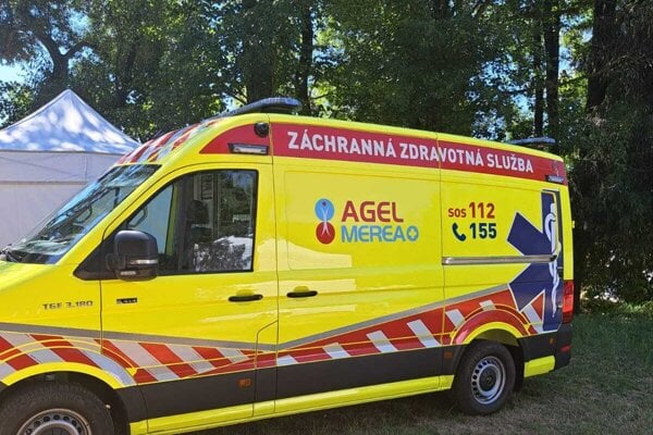 Sanitka Agel Merea.Agel už má nakúpené nové sanitky hoci by ešte oficiálne nemal vedieť, ako skončil tender na pridelenie staníc. 