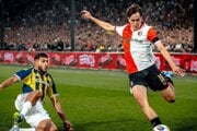 Slovenský futbalista Leo Sauer (vpravo) v zápase Feyenoord - Fenerbahce. 