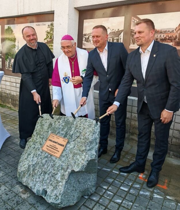 Poklepanie základného kameňa stavby Palárikovho domu. (zdroj: mesto Čadca)
