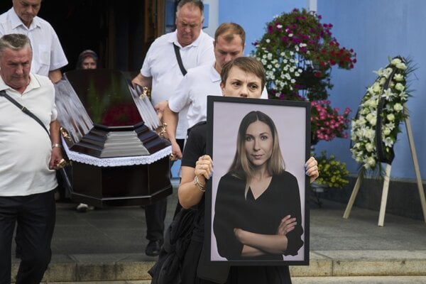 Portrét ukrajinskej novinárke Viktorii Roščynovej na jej pohrebe v Kyjeve.