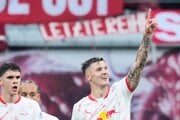 Benjamin Šeško, napravo, oslavuje gól RB Lipska.