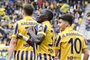 Futbalisti Dunajskej Stredy sa tešia z gólu.