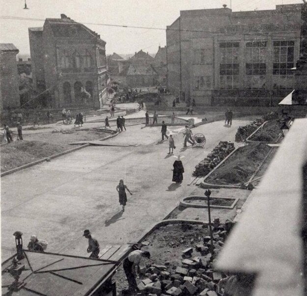 História. Poštu postavili v rokoch 1929 až 1931. Budova vľavo už neexistuje. (zdroj: Klub priateľov starej Nitry FB)