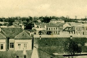 Staré levické námestie a nad ním na kopci už stojí budova nemocnice.