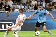 Na snímke vpravo David Strelec (Slovan).
