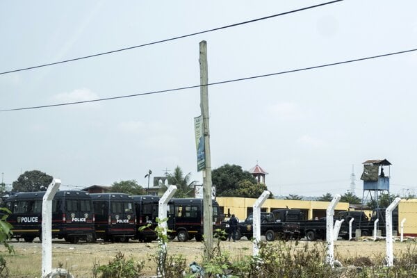 Policajné vozidlá v meste Kinshasa.