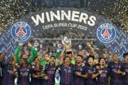 Hráči PSG zdvíhajú nad hlavu Superpohár UEFA 2025.