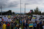 Ľudia sa zhromaždili na protest v Anchorage na Aljaške vo štvrtok 14. augusta 2025 pred stretnutím amerického prezidenta Donalda Trumpa a ruského prezidenta Vladimira Putina.
