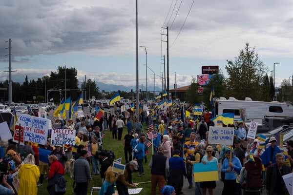Ľudia sa zhromaždili na protest v Anchorage na Aljaške vo štvrtok 14. augusta 2025 pred stretnutím amerického prezidenta Donalda Trumpa a ruského prezidenta Vladimira Putina.
