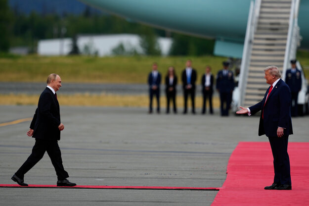 Americký prezident Donald Trump a ruský prezident Vladimir Putin sa zdravia na vojenskej základni Elmendorf-Richardson v Anchorage na Aljaške.
