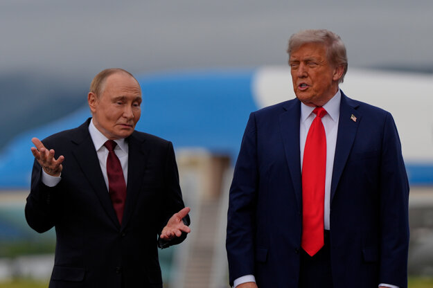 Americký prezident Donald Trump a ruský prezident Vladimir Putin sa zdravia na vojenskej základni Elmendorf-Richardson v Anchorage na Aljaške.