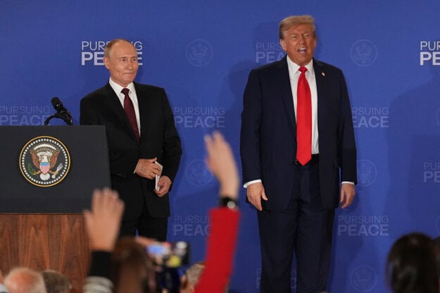 Donald Trump a Vladimir Putin počas spoločnej tlačovej konferencie.