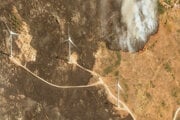 Satelitná snímka poskytnutá spoločnosťou Maxar Technologies zobrazuje aktívnu líniu požiaru v meste Trancoso v Portugalsku. Snímka pochádza z 12. augusta 2025.