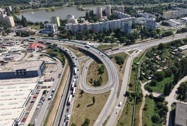V okolí mimoúrovňovej križovatky Nižné Kapustníky už niet po koľajniciach ani stopy. (zdroj: Mário Medzihradský)