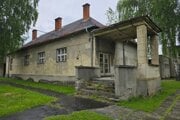 Niekdajšia obecná škola v Príbovciach slúžila dlho ako sklad. 