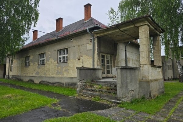 Niekdajšia obecná škola v Príbovciach slúžila dlho ako sklad. 