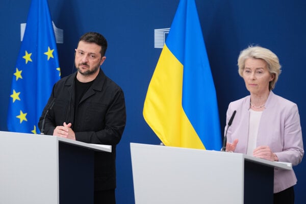 Predsedníčka Európskej komisie Ursula von der Leyenová a ukrajinský prezident Volodymyr Zelenskyj počas tlačovej konferencie v Bruseli.