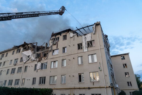 Následky ruského útoku na obytný dom v Charkove.