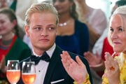 Hoci je Höiby členom rodiny, nemá žiadny titul a nezastáva ani žiadnu verejnú funkciu.