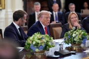 Francúzsky prezident Emmanuel Macron, americký prezident Donald Trump a talianska premiérka Giorgia Meloniová počas stretnutia s ukrajinským prezidentom Volodymyrom Zelenským a európskymi lídrami v Bielom dome.