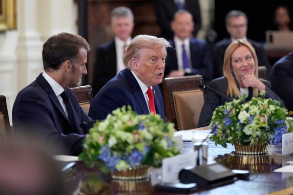 Francúzsky prezident Emmanuel Macron, americký prezident Donald Trump a talianska premiérka Giorgia Meloniová počas stretnutia s ukrajinským prezidentom Volodymyrom Zelenským a európskymi lídrami v Bielom dome.