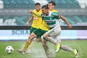 Oliver Podhorin v súboji o loptu s Patrikom Iľkom a Samuelom Kopáskom zo Žiliny. 