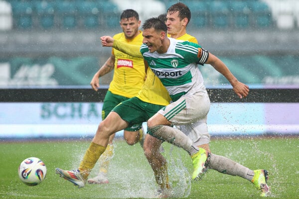 Oliver Podhorin v súboji o loptu s Patrikom Iľkom a Samuelom Kopáskom zo Žiliny. 