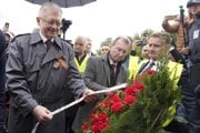 Odchádzajúci ruský veľvyslanec Sergej Andrejev počas kladenia vencov vo Varšave 9. mája pri príležitosti konca druhej svetovej vojny v Európe.