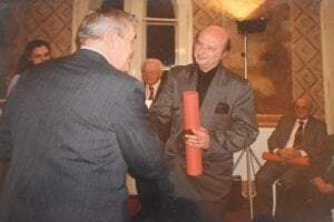Marián Kríž preberá cenu od českého ministra.