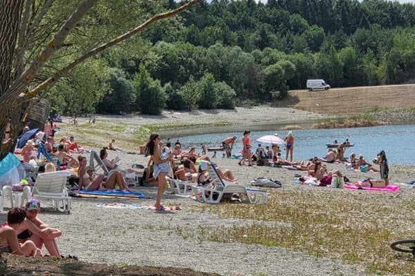 Nedávno parkovalo na parkoviskách pri Mare 350 áut, všetci boli na pláži.