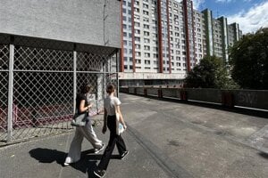 Obchody na petržalských terasách sa menia na byty. Obyvateľom prevádzky chýbajú