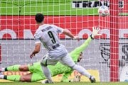Mohamed Amoura premieňa penaltu v zápase Heidenheim - Wolfsburg. 