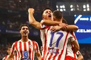 Dávid Hancko oslavuje s Atléticom Madrid gól. 