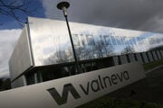 Banner pred sídlom spoločnosti Valneva, ktorá vakcínu vyrába.