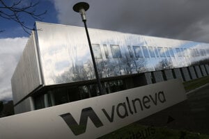Banner pred sídlom spoločnosti Valneva, ktorá vakcínu vyrába.