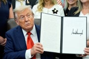 Novinári si všimli modrinu na pravej ruke amerického prezidenta Trumpa aj pred pár dňami.