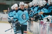 Obranca Nitry Zach Osburn (vpredu) bilanciou 1+1 prispel k víťazstvu 5:1 nad Chomutovom.