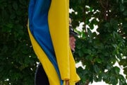 Príslušník čestnej stráže drží ukrajinskú vlajku pred stretnutím Volodymyra Zelenského s Donaldom Trumpom v Bielom dome.