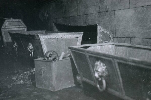 Vykradnuté sarkofágy Esterházyovcov v krypte Katedrály svätého Jána Krstiteľa v Trnave na fotografii z roku 1980.
