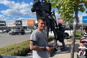 Socha s autorom Jakubom Čavojom.
