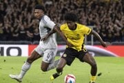Joel Monteiro (vpravo) z Bernu a Rahim Ibrahim (vľavo) zo Slovana bojujú o loptu počas odvetného zápasu play off Európskej ligy