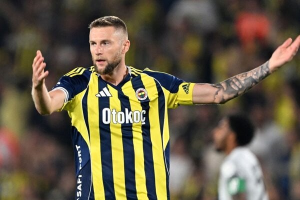 Slovenský futbalista v dree Fenerbahce Istanbul Milan Škriniar.