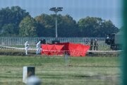 Miesto havárie stíhačky F-16 na pristávacej dráhe v poľskom meste Radom. 