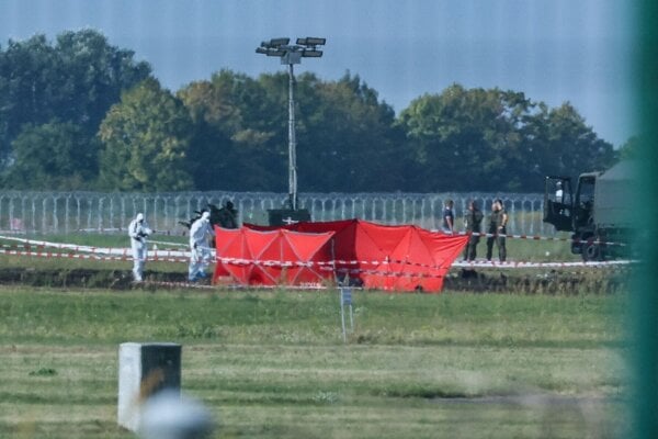 Miesto havárie stíhačky F-16 na pristávacej dráhe v poľskom meste Radom. 