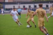 Čadca (v bielom) uhrala remízu v derby na pôde Krásna nad Kysucou.