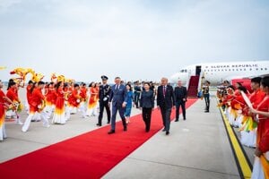 Robert Fico využil pozvánku na čínske oslavy konca vojny na rokovanie s viacerými diktátormi sveta.