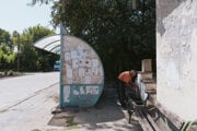 Miestny obyvateľ sa umýva pri tečúcej fontáne v Hadžidimitrove v Bulharsku v nedeľu 17. augusta 2025. V ten deň v jeho dome netiekla voda.